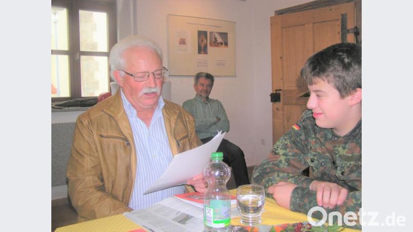 Georg Schmidbauer bei seinem Vortrag im Stadtmuseum. Im Hintergrund Altbürgermeister Johann Walbrunn, Präsident der Schönwerth-Gesellschaft. Bild: tu