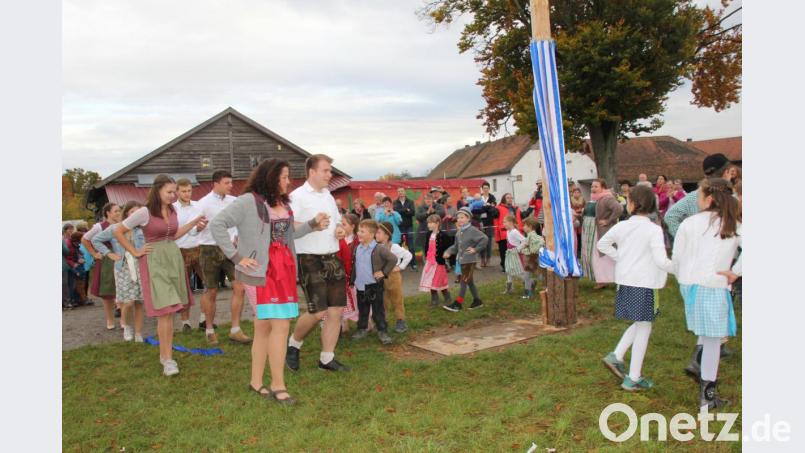Bestens kamen bei den Zuschauern des Baumaustanzens die gemeinsamen Tänze des Kirwanachwuchses mit den neu aus der Taufe gehobenen zehn Kirwapaaren der Faschterer Kirwaleit an. Bild: ads