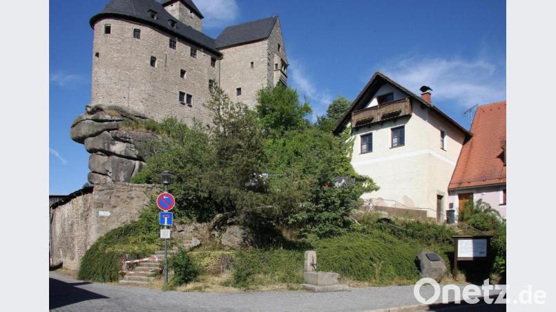 Das Archivbild vom Sommer 2019 zeigt den ausgewählten Platz, wo einmal der Zoigl-Brunnen mit dem Austräger-Symbol stehen soll. Weichen müssen dort aktuell ausgestellte landwirtschaftliche Geräte, für die Alternativstandorte gesucht werden. Archivbild: wro
