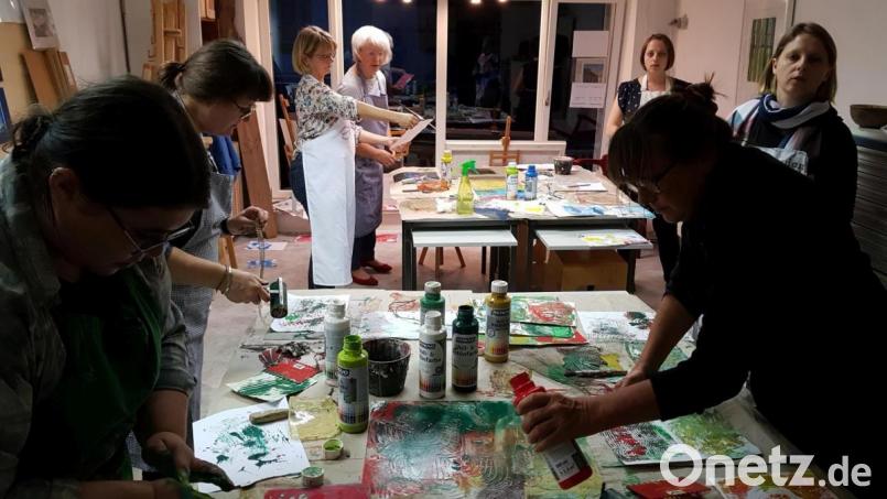 Kreativität war gefragt beim Monotypie-Malkurs. Bild: luk