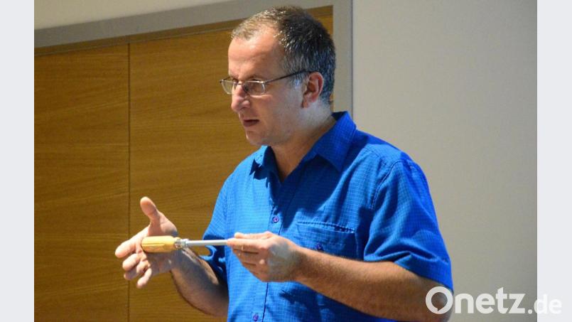 Der Schraubenschlüssel ist auch im Computerzeitalter noch ein beliebtes Einbruchswerkzeug. Dieter Melzner informierte über Maßnahmen zum Schutz vor Einbrüchen. Bild: Kunz