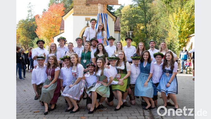 Die Seugaster Kirwapaare und vor allem das neue Oberkirwapaar Susanne Kummer und Thomas Wurzelbacher stehen im Mittelpunkt des Traditionsfests. Bild: Christian Schwirzer
