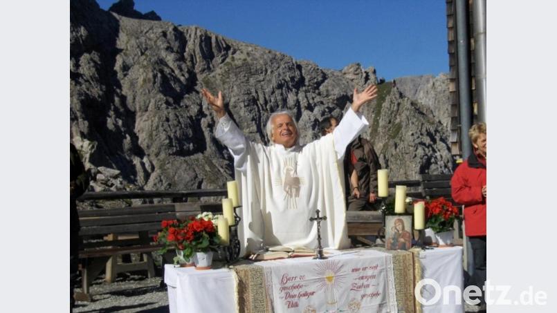 Pater Paul zelebrierte die Bergmesse zum 100-jährigen Bestehen der Karlsbader Hütte. Archivbild: hä