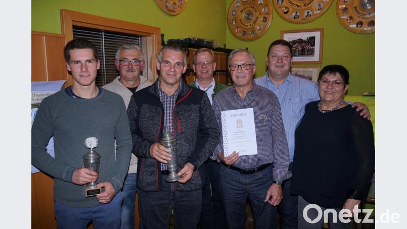 Sie freuen sich über den Sieg: (von links) Tobias Schleicher, Willi Stöckl, Peter Neidl, Klaus Ketzler, Ulrich Kemptner, Bürgermeister Christian Ziegler, Schützenmeisterin Gisela Zerbian. Bild: nib