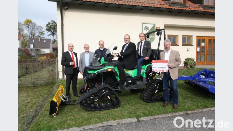 Auf Vorschlag von Landrat Andreas Meier (Dritter von rechts) schießen die Vereinigten Sparkassen (links Vorstandsvorsitzender Josef Pflaum) 2000 Euro zum Kauf eines neuen Loipenspurgeräts für die DJK Pressath zu (rechts Vorsitzender Siegfried Rauch, Dritter und Zweiter von links Skispartenleiter Christian Gareis und Spurgerät-&quot;Steuermann&quot; Hans Forster). Bild: bjp