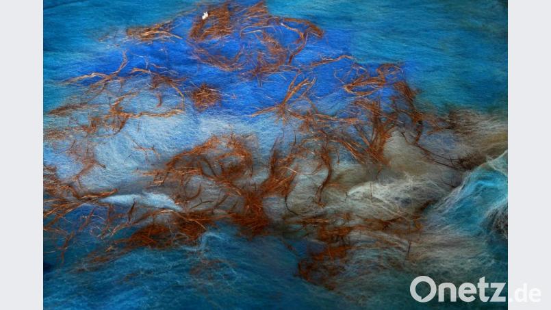 Der Himmel verdüstert sich. Die dunklen Wolken werden mit Torffasern gefilzt. Bild: tr