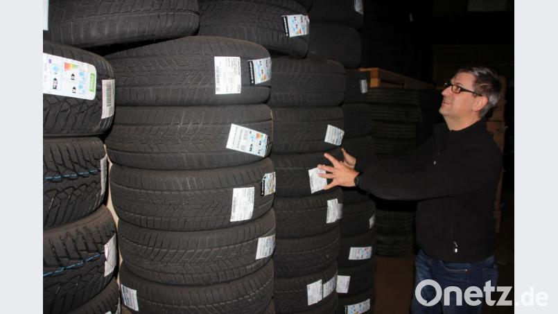 Werner Meier im Reifenlager. Er warnt vor Billigprodukten. Markenreifen böten mehr Sicherheit. Bild:  Konrad Rosner