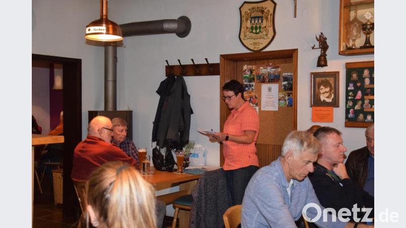 Petra Reil (stehend) verliest am Dienstagabend zu Beginn der Sitzung der Vereinsgemeinschaft die bereits gemeldeten Termine für das Winterhalbjahr. Bild: fla