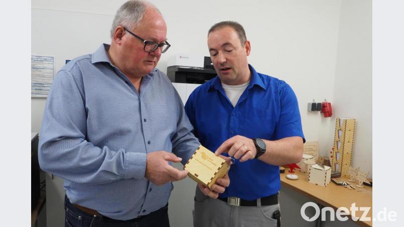 Bürgermeister Heinz Weigl ist beeindruckt von der Qualität dieser Zettelbox. Rudolf Rettinger (rechts) erläutert die Herstellungsschritte. Bild: bl