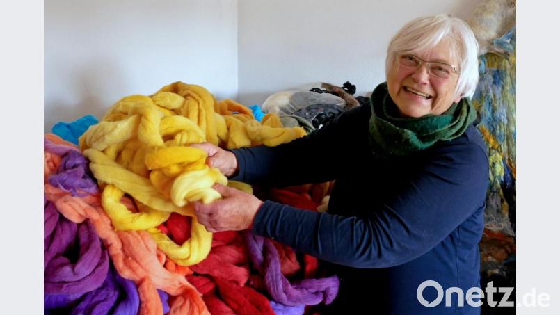Anita Köstler in ihrer Werkstatt. Hier fühlt sich die Neualbenreuther Filzerin am wohlsten. Für die Europassion 2020 in Tirschenreuth fertigt sie ein Kunstwerk für das Kettelerhaus. Bild: tr