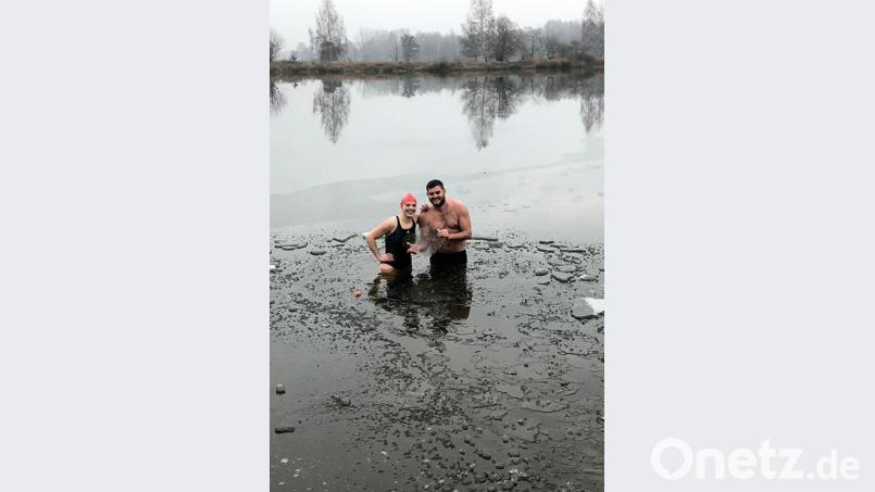Janina Paul (links) und Martin Tafelmeyer in „ihrem Element“ – dem Eiswasser. Bild: Privat