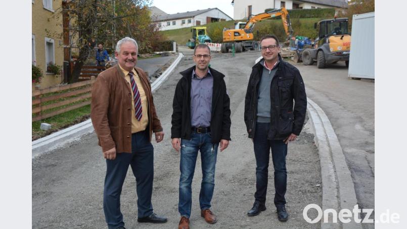 Bürgermeister Johann Burger sowie Bauamtsleiter Thomas Grillmeier und Harald Seitz von der Verwaltungsgemeinschaft Mitterteich (von links) nahmen die Baustelle entlang der Leonberger Ortsdurchfahrt unter die Lupe. Bild: jr