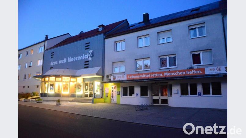Die Tafel ist ein wichtiger Bestandteil sozialer Betreuung. Aber Anwohner bedauern, dass der Vormieter Edeka-Markt nicht ersetzt wurde. Benjamin Zeitler will Gas geben, um die Kinolandschaft in Weiden zu erweitern. Bild: Kunz