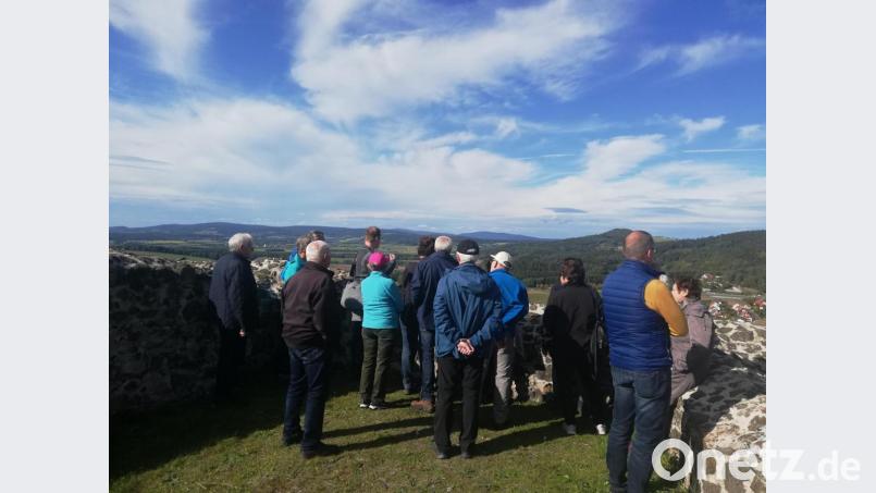 Einen herrlichen Blick über das Kemnather Land hatten die Gartler von der Waldecker Burg. Bild: rpp