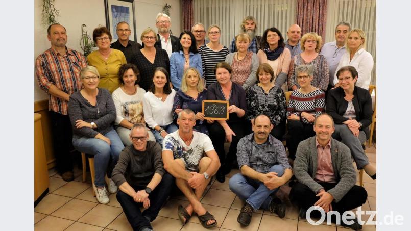 Mit dem Originaleinschulungsbild als Vorlage dauerte es schon eine Weile bis alle an ihrem Platz waren. 50 Jahre nach der Einschulung ist das Bild ein guter Vergleich und eine schöne Erinnerung. Bild: wlr
