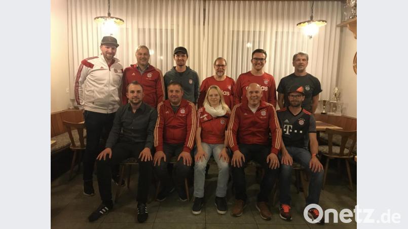 Die Führungsmannschaft der „Stiftland Bazis“ mit (hinten von links) Christoph Mayer, Jürgen Preisinger, Rainer Löw, Wolfgang Schön, Moritz Härtl und Michael Helgert sowie (vorne von links) Andreas Schuller, Georg Strickner, Anna-Lena Mayer, Markus Preisinger und Matthias Rübl. Im Bild fehlen Tobias Schedl, Lukas Strickner und Michael Preisinger. Bild: exb