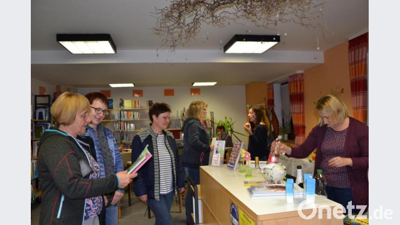 Zufrieden zeigte sich das Büchereiteam mit der ersten „Late Night“ in der Gemeinde- und Pfarrbücherei im Rathaus. Die Besucher konnten in angenehmer Atmosphäre durch die Bücherei stöbern und viele Neuerscheinungen entdecken. Bild: gi