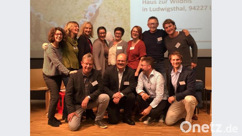HeimatUnternehmen hat zu einer richtigen Netzwerkbewegung in ganz Bayern entwickelt. Beim Forum HeimatUnternehmen waren auch die „supportive Leader“ aus den verschiedenen Regierungsbezirken auf der Bühne. Im Bild links vorne der Projektkoordinator des Landkreises Tirschenreuth, Alfred Wolf, daneben Norbert Bäuml, verantwortlich für HeimatUnternehmen beim Amt für ländliche Entwicklung Oberbayern und Franz Dullinger als Bayernkoordinator. Bild: awo