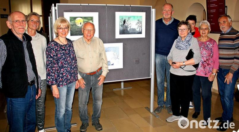 Die Teilnehmer und der Kursleiter Ernst Umann (rechtes) präsentieren ihre Bilder. Bild: R. Kreuzer