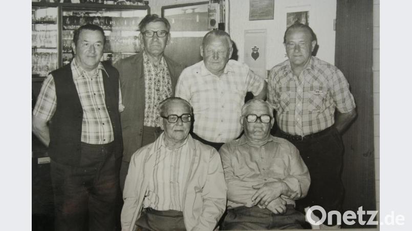 Der erste Vorstand des Rentnervereins: (vorne, von links) Vorsitzender Hans Tröger und Kassier Georg Vogl, (hinten, von links) Beisitzer Ludwig Kellner, Schriftführer Georg Sertl, stellvertretender Vorsitzender Josef Schwemmer und Beisitzer Georg Fürk. Bild: gpa