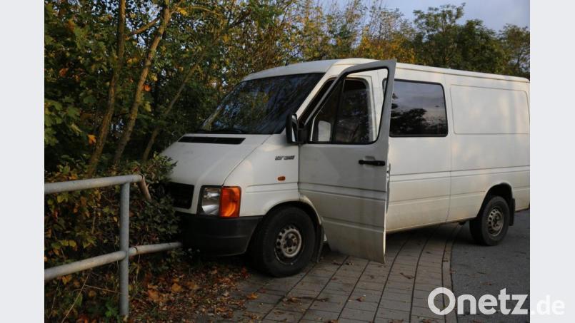 Ein 57-Jähriger ist in Neumarkt von der Straße abgekommen. Er erfasste einen Fußgänger am Gehweg - und schleuderte diesen in die Böschung. Bild: jma