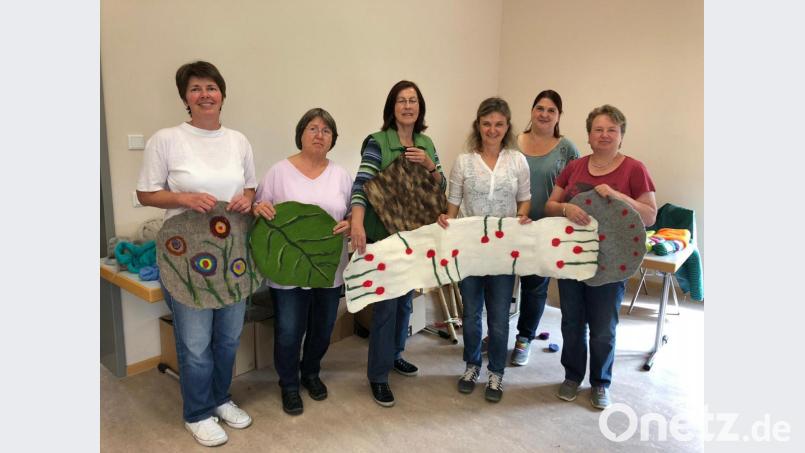 Die Kursteilnehmerinnen mit ihren Ergebnissen vom Filzen. Bild: eca