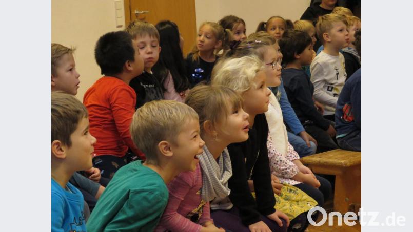 Am liebsten wären die Kinder gleich mit auf die Bühne gesprungen, so sehr haben sie mit dem Kasperl mitgefiebert, der einfach bei Rot über die Straße laufen wollte. Bild: ubb