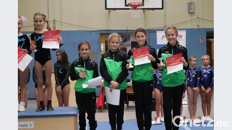 Die DJK-Turnerinnen (von links) Lena Waldmann, Matilda Schraml, Aurelia Zawal und Magdalena Reindl freuen sich über den dritten Platz. Bild: exb