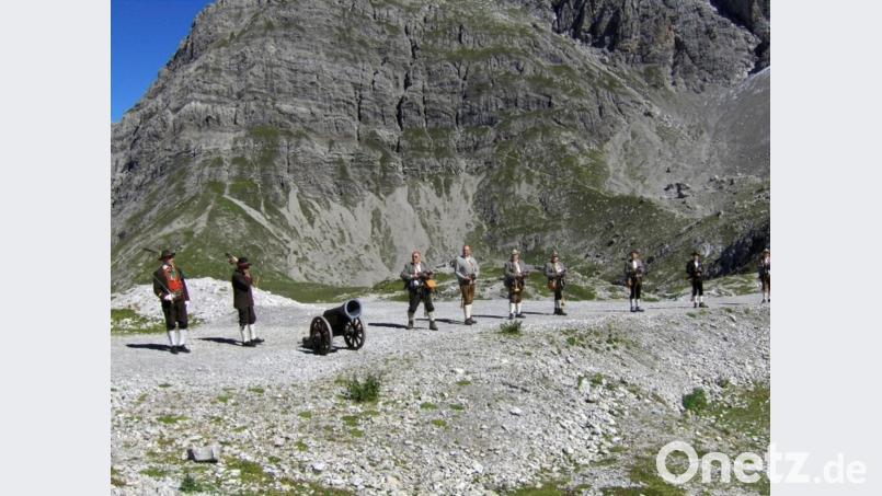Auch die Böllerschützen aus Ottengrün waren zum 100-jährigen Bestehen der Hütte angereist. Archivbild: hä