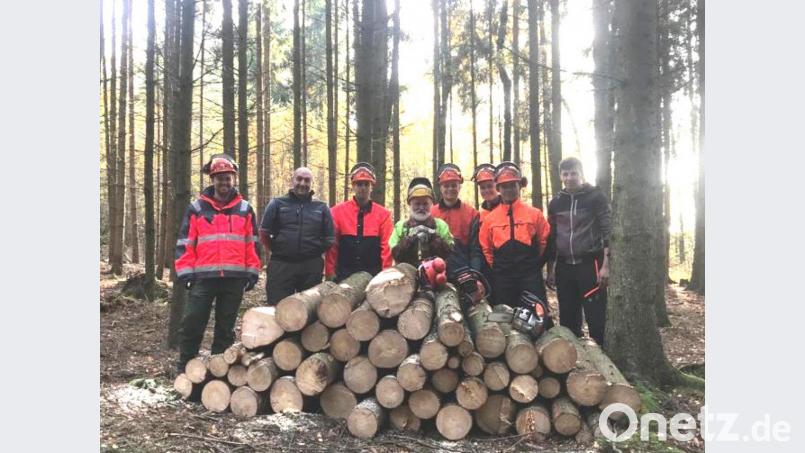 Markus Bächer (linkls, neben ihm Bürgermeiser Max Völkl, verstand es, junge Feuerwehrleute mit der Arbeit einer Motorsäge vertraut zu machen. Bild: es