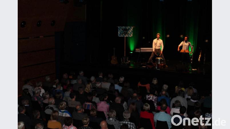 Die Stimmung im Publikum ist einwandfrei, wenn die Musiker singen und Geschichten erzählen. Bild: jmb