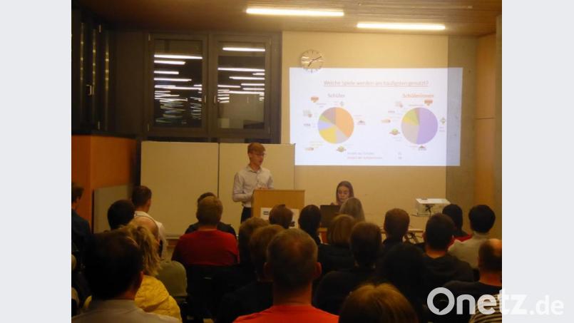 Die Schüler des P-Seminars präsentieren Ergebnisse einer schulinternen Umfrage zur Mediennutzung. Bild: exb