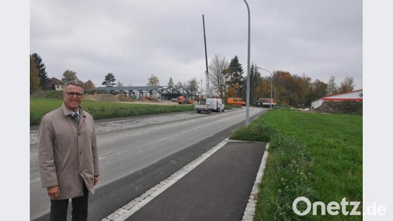 Im Gewerbegebiet Ost ist der Straßenbau jetzt abgeschlossen. Insgesamt 900.000 Euro habe die Stadt in die Erschließung investiert, schildert Bürgermeister Franz Stahl - und freut sich über die rege Nachfrage. Aktuell entstehen in dem Gebiet ein Sportstudio sowie eine halle der Firma „Krisch Energietechnik“. Bild: ws