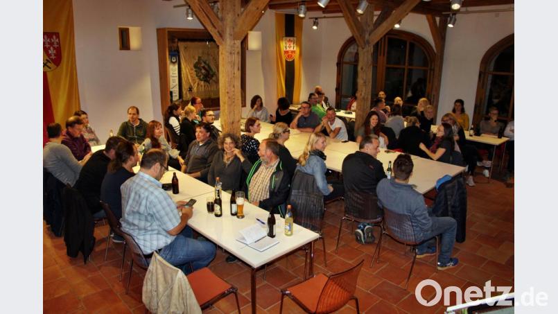 Gespannt verfolgen die Eltern die Diskussion zu Kinderkrippe, Kindergarten und Grundschule. Bild: ds