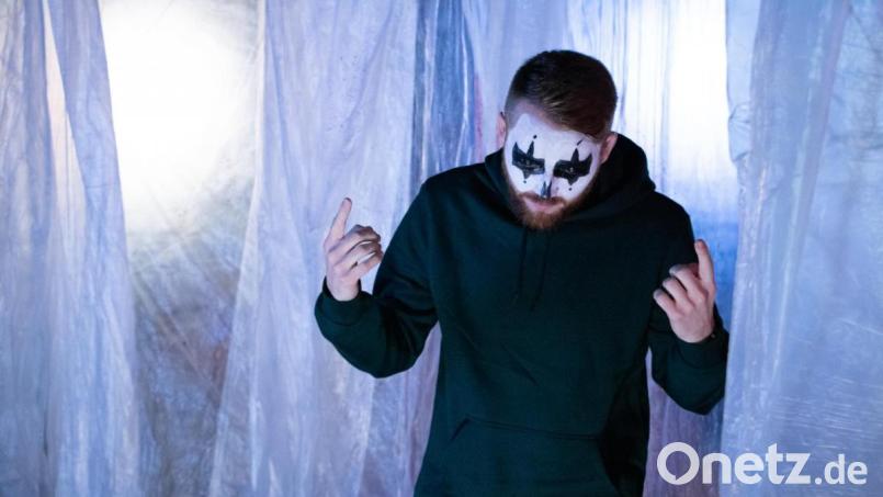 Für das Lied „Es“ ließ sich Feel.ikx schminken und schaffte für den Dreh im Schwandorfer Gymnasium eine düstere Kulisse. Bild: Annika Jehl