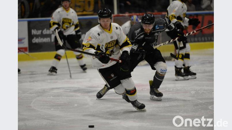 Nach der 5:6-Niederlage gegen Bayreuth nach Verlängerung (Bild) hat der ERSC Amberg (rechts Felix Söllner) am Sonntag gegen die Black Bears Freising wieder einen Dreier im Visier. Bild: Andreas Brückmann