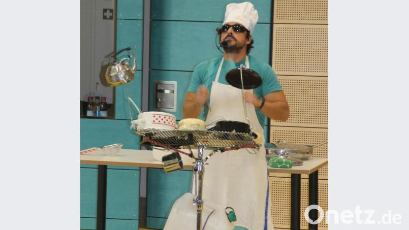 &quot;Küchenmusikant&quot; Javier Chernicoff aus Argentinien bei seinem Auftritt in der Grundschule. Bild: exb/Grundschule Neunburg