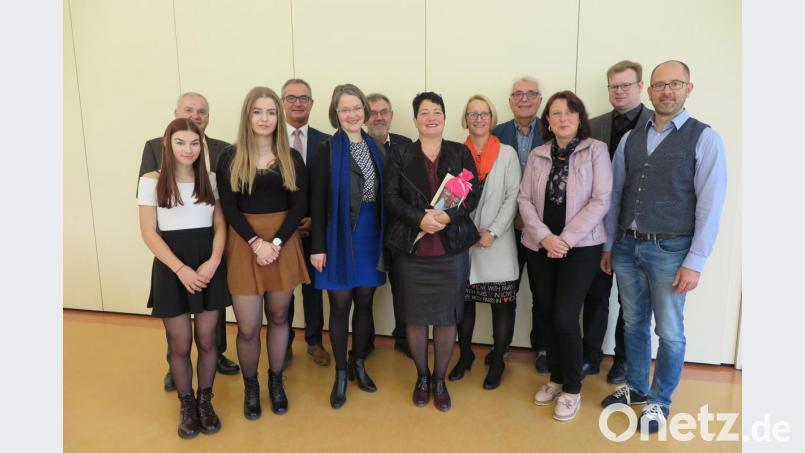 Bei ihrer Amtseinführung nahm neue Konrektorin Iris Eckert (mit Schultüte) die guten Wünsche von Lena Kausler (Schülersprecherin), Bürgermeister Günter Kopp, Annalena Bayer (Schülersprecherin), Bürgermeister Werner Nickl, Schulrätin Martina Puff, Bürgermeister Josef Etterer, Rektorin Christine Wiesend, Bürgermeister Josef Hecht, Elternbeiratsvorsitzender Damaris Bergemann (Mittelschule), Pfarrer Thomas Kraus und Elternbeiratsvorsitzendem Thomas Völkl (Grundschule) entgegen. Bild: jzk