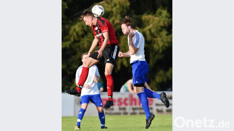 Wenn die SpVgg Schirmitz beim Spitzenreiter SC Luhe-Wildenau einen Überraschungscoup landen will, dann muss sie Nico Argauer (beim Kopfball) ausschalten. Der Bezirksliga-Goalgetter hat im Saisonverlauf bereits 20 Mal eingelocht. Bild: Büttner, Gerhard