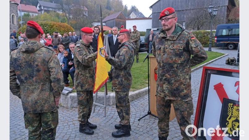 Hauptmann Daniel Madeheim bekam den Wimpel der 3. Batterie, den zuvor der Kommandeur des Artilleriebataillons 131, Oberstleutnant Sven Zickmantel, von Major Andreas Leischner in Verwahrung nahm (vorne, von rechts). Bild: nm
