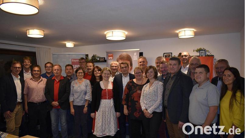 Vorsitzender Peter Danninger (links), SPD-Landratskandidat Michael Rischke (Zweiter von links) und der stellvertretende SPD-Kreisvorsitzende Achim Bender (Zweiter von rechts) mit den Stadtratskandidaten der Auerbacher SPD. Bild: sck