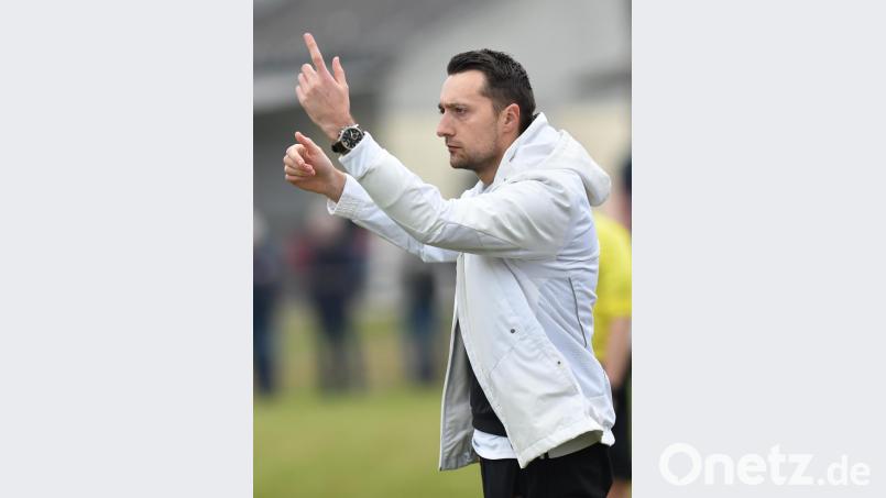 Trainer Tobias Bernklau gibt seinen Jungs Anweisungen. Bild: af