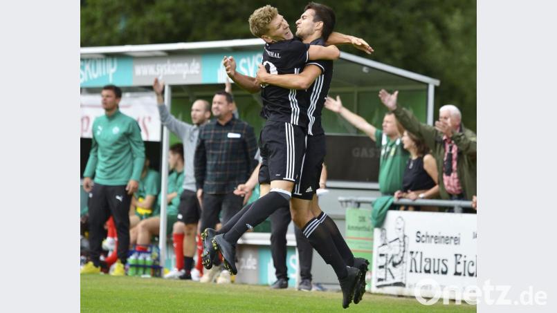 Gute Erinnerungen hat die DJK Ammerthal an das Hinspiel gegen die DJK Don Bosco Bamberg. Zum Saisonauftakt gab es einen 2:1-Sieg gegen die Oberfranken, das 2:0 erzielte Christian Schrödl (rechts), der seinen Treffer hier mit Patrick Pfahler bejubelte. Bild: Ziegler