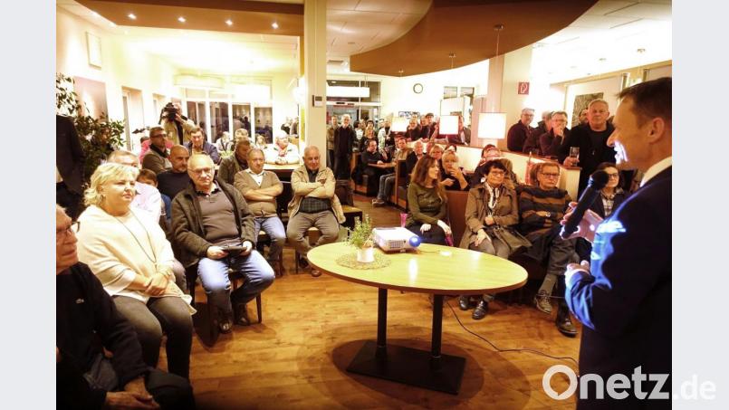 Bürgermeister Jens Meyer begrüßt über 100 Bürger zum Info-Veranstaltung über den Bebauungsplan Mooslohe, der auf modernen Stand gebracht werden soll. Das Baudezernat holt dazu die Wünsche und Anregungen der Bürger ein. Bild: Josef Wieder