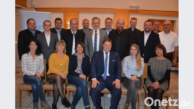 Ihre Stadtratskandidaten nominierte am Donnerstag die CSU Mitterteich. Im Bild (sitzend, von links) Doris Scharnagl-Lindinger, Rita Härtl, Diana Burger, Bürgermeisterkandidat Stefan Grillmeier, Franziska Zeidler und Christine Ernstberger sowie (stehend, von links) Bernhard Brandl, Fabian Weinberger, Matthias Kraft, Josef Schwägerl, Johannes Schaumberger, Landratskandidat Roland Grillmeier, Franz Zeitler, Holger Paschedag, Christoph Hampel, Anton Kunz, Achim Nemsow und Wolfgang Hecht. Auf dem Bild fehlen Hans Fick jun., Oliver Zettl und Matthias Weiß. Bild: jr