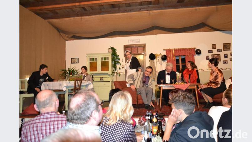 Hilda, die Mutter der Hausherrin, betätigte sich als Hausdame und entdeckt dabei, Herr Liebling ist der Mann, der sie aus der Wohnung vertreiben will. Bild: gi