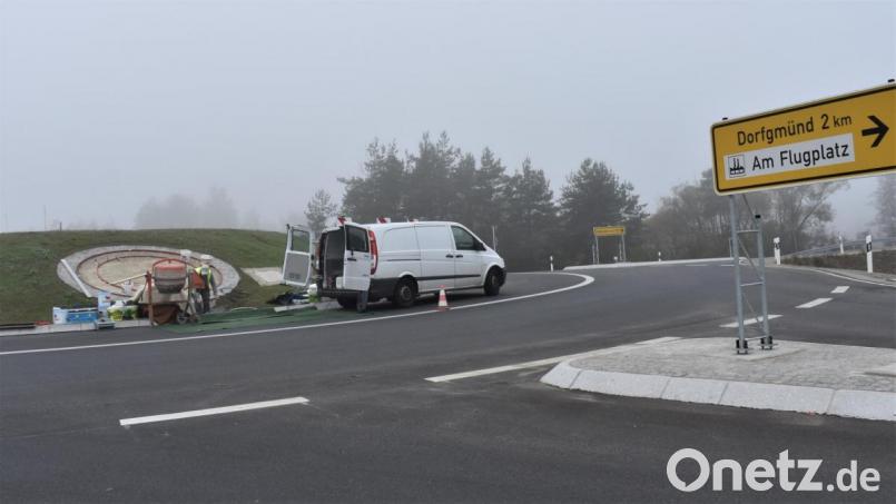 Es geht voran: Zwei der vier Dekorationen am Kreisverkehr sind bereits fertiggestellt, die anderen sind noch in Arbeit. Bild: rgr