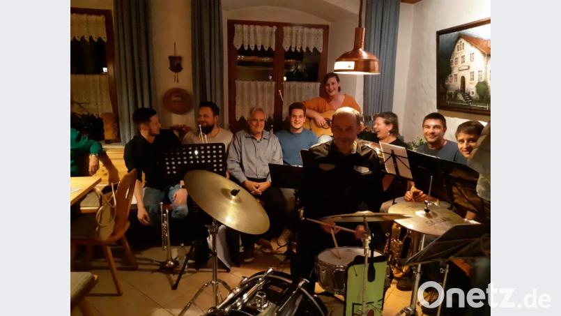Alle Register zogen (von links) Stefan Zwerenz, Michael Schweimer, Martin Strecke (alle Trompete),Conny Legath (Gitarre) Katrin Weiß (Tenorhorn), Markus Krisch, Stefan Braunschläger.(alle Schlagzeug) sowie . (vorne) Ludwig Zandt (Steeldrum) und Bürgermeister Manfred Kratzer (Dritter von links). Bild: rat
