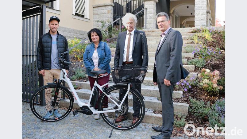 Marko Haas von der Firma Cube überreichte an Ramona Wiesent (Fuhrparkverwaltung), Landrat Wolfgang Lippert und Personalchef Walter Brucker (von links) das E-Bike. Bild: Landratsamt Tirschenreuth/exb