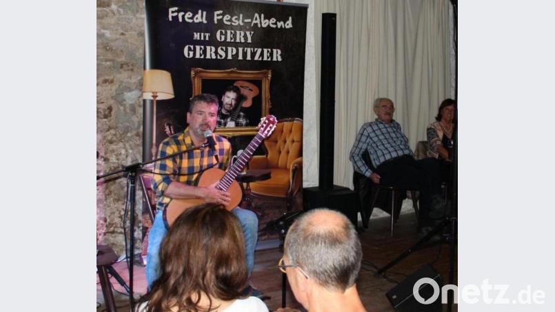 Ein Lobgesang auf den niederbayerischen Liedermacher wird zum Fredl-Fesl-Abend mit Gery Gerspitzer. Bild: Maria Rammelmeier
